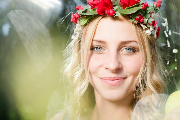 Clarão de raios alegre feliz mulher loira com o sol a brilhar — Fotografia de Stock