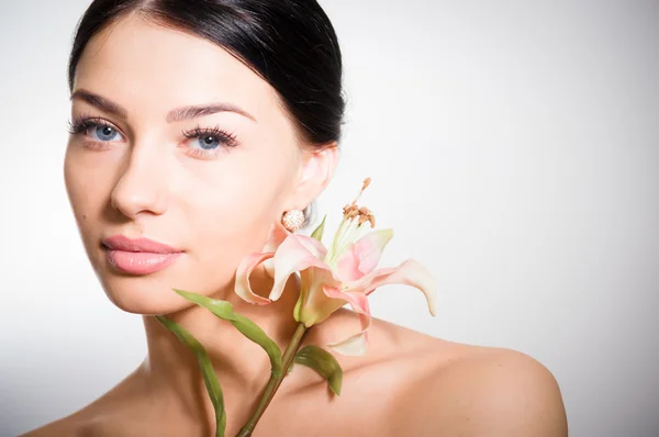 Beautiful lady with lilly flower. Perfect skin. — Stock Photo, Image