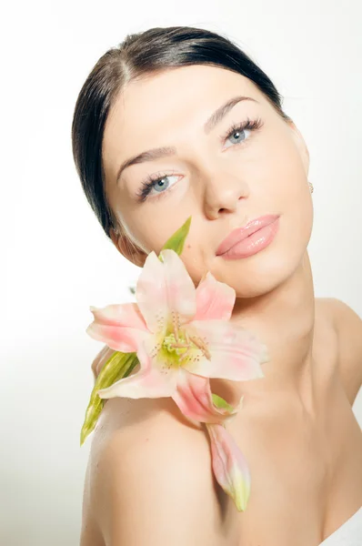 Linda senhora com flor de lírio. Pele perfeita . — Fotografia de Stock