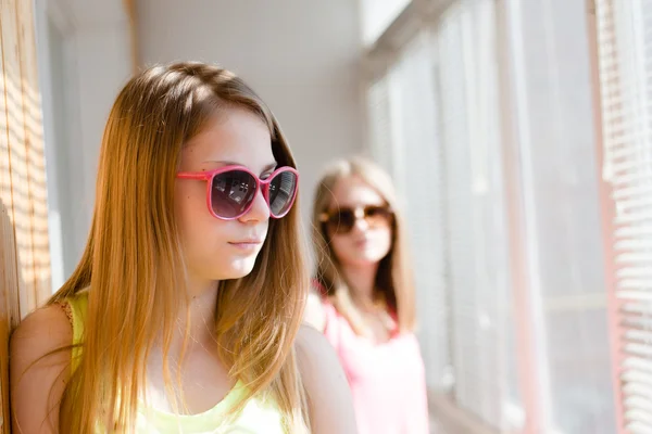 Due belle ragazze bionde adolescenti in piedi in lontananza sconvolto — Foto Stock