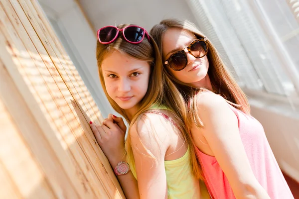 Dos hermosas chicas adolescentes rubias divirtiéndose feliz sonriendo —  Fotos de Stock
