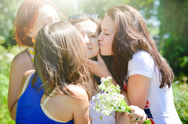 彼女の誕生日にお祝いの女の子の友人 — ストック写真