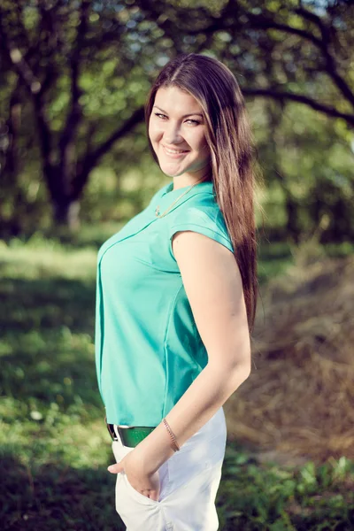 Jonge mooie gelukkig zakenvrouw in groene shirt in openlucht — Stockfoto