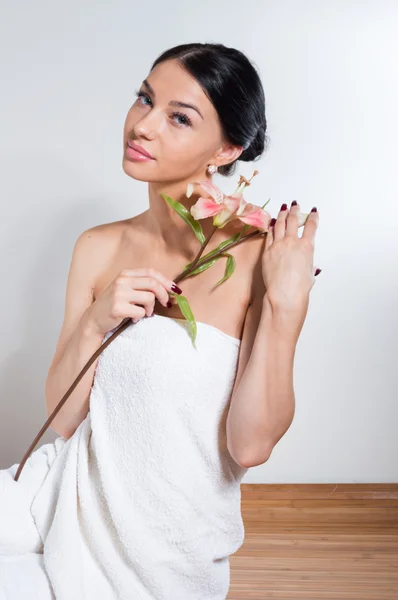 Beautiful lady with lilly flower. Perfect skin. — Stock Photo, Image