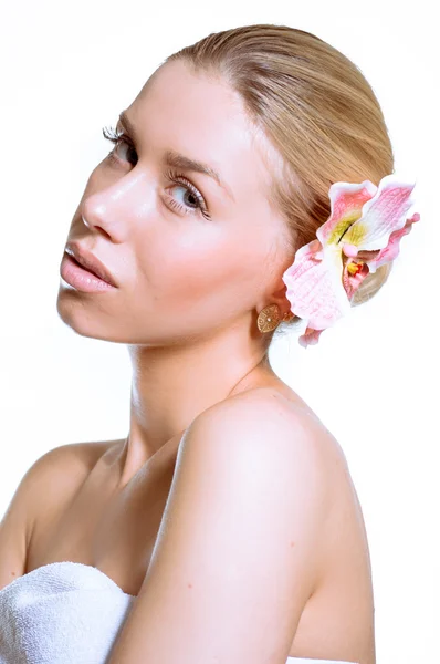 Bellezza faccia della giovane bella donna con fiore — Foto Stock