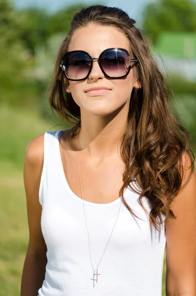 Hermosa mujer sexy en el fondo de la naturaleza en gafas de sol —  Fotos de Stock