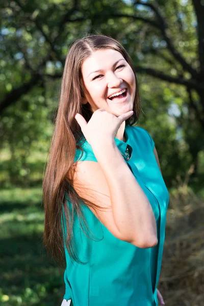 Jovem mulher de negócios feliz bonita em camisa verde ao ar livre — Fotografia de Stock