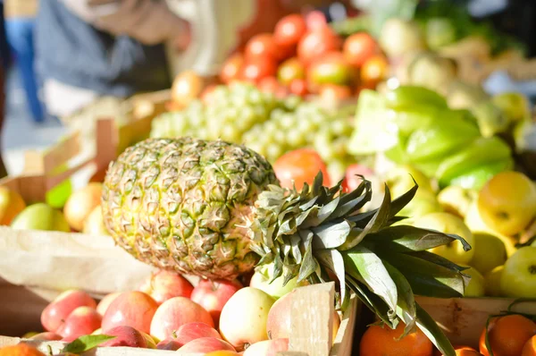 Verkoop, winkelen, consumentisme en ananas in supermarkt markt — Stockfoto