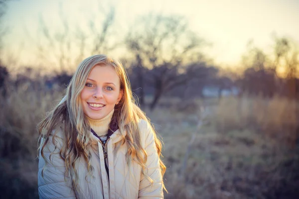 Jonge vrouw met blauwe ogen kijkend naar de camera te glimlachen — Stockfoto