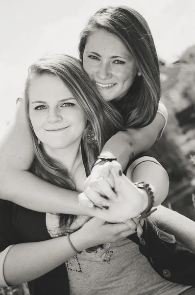 Černobílý portrét dvou šťastný usmívající dívky — Stock fotografie