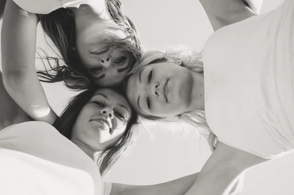 Tre glada teen tjejer tittar ner outdoots — Stockfoto