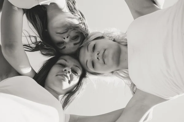 Three happy teen girls looking down outdoots — Stock Photo, Image