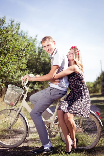 Piknik razem romantyczny spacer z rowerów — Zdjęcie stockowe