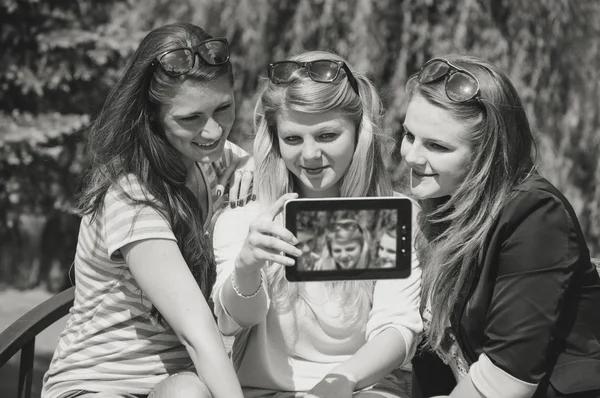 Τρεις χαρούμενος νεαρός φίλες κάνει αυτοπορτρέτα μέσω τηλεφώνου — Φωτογραφία Αρχείου