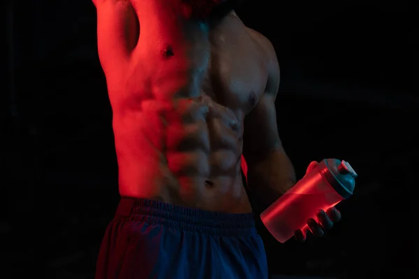 Hombre Muscular Con Bebida Proteica Coctelera — Foto de Stock