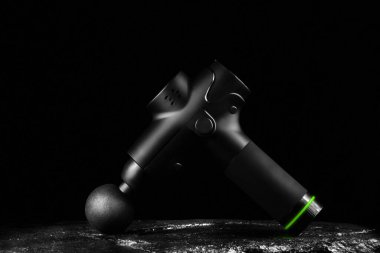 Siyah arkaplandaki vücut için kablosuz titreşim masaj cihazı