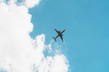 mavi gökyüzünde uçan uçak