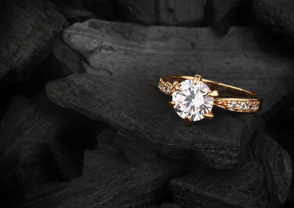 Anillo de joyería con diamante grande sobre fondo de carbón oscuro, foc suave —  Fotos de Stock