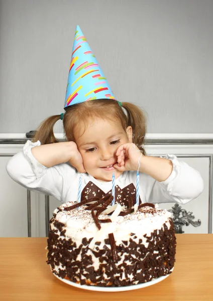 Zabawne dziecko dziewczynka kapelusz urodziny i ciasto — Zdjęcie stockowe