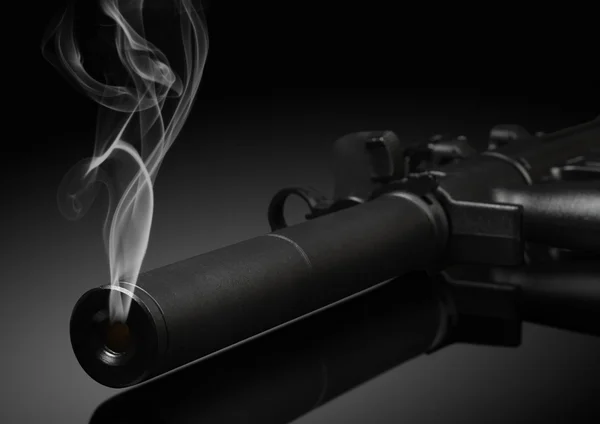 Lufa pistoletowa z dymem — Zdjęcie stockowe
