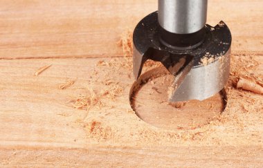 Tahta işleme, burgu sondaj, yakın çekim 