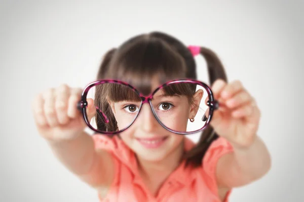 Bambina che tiene gli occhiali, concetto di vista di salute. — Foto Stock