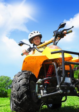 Kız çocuk üzerinde dört sürmek