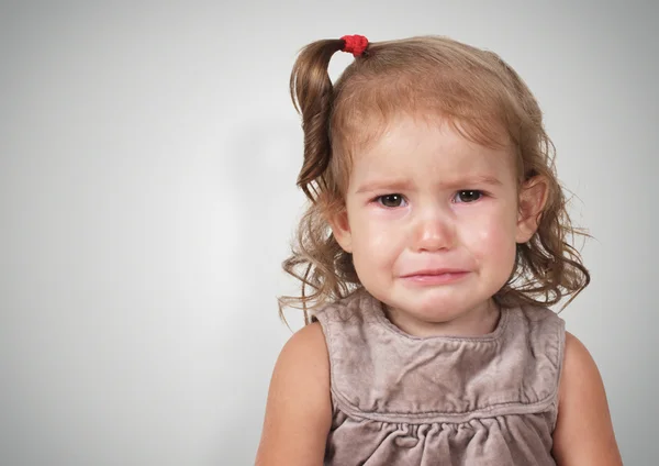 Portrait de triste petite fille pleurant — Photo