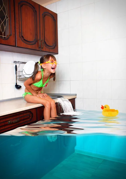 Niña hacer lío, cocina inundada imitando piscina, f — Foto de Stock