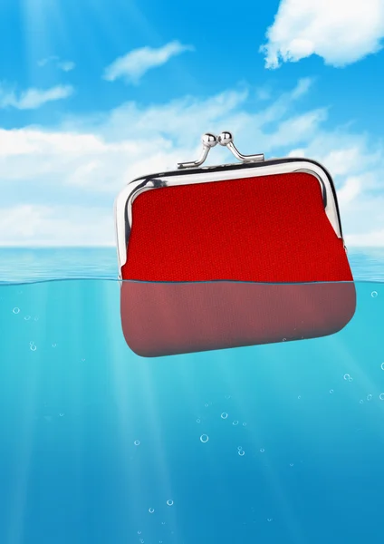 Плавающий красный бумажник у океана, красочная финансовая концепция — стоковое фото