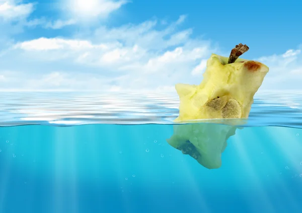 Manzana mordida flotando en el agua, concepto de contaminación del reservorio —  Fotos de Stock