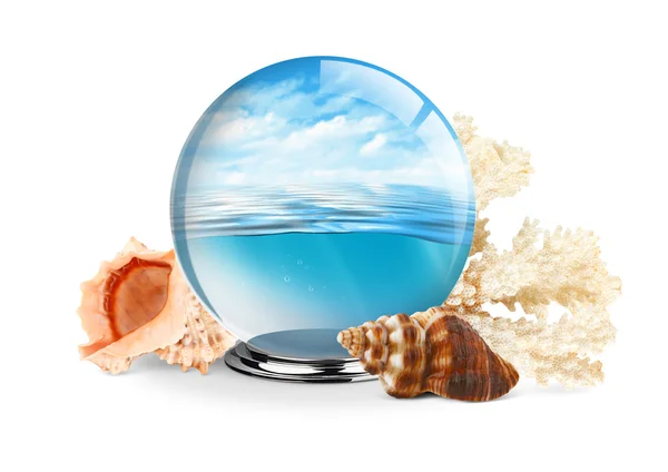 Mar en la bola de vidrio con concha y coral sobre fondo blanco , — Foto de Stock