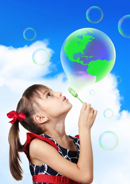 Imagem conceitual, Criança menina soprando bolha de sabão formando g verde — Fotografia de Stock