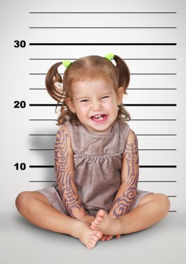 Asi çocuk komik MugShot yaramaz bebek dövme ile con