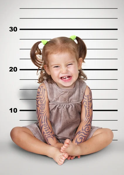 Tazza di bambino cattivo divertente con tatuaggio, disobbediente bambino con — Foto Stock