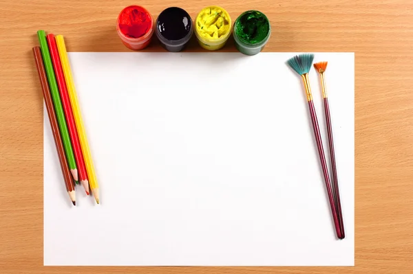 Lámina vacía con pintura y lápices en el escritorio, concepto de creatividad — Foto de Stock