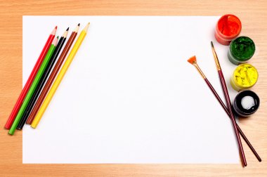 Boya ve kalem masa, sanat kavramı ile boş levha