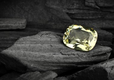 yönlü sarı takı gemstone darck arka plan üzerinde