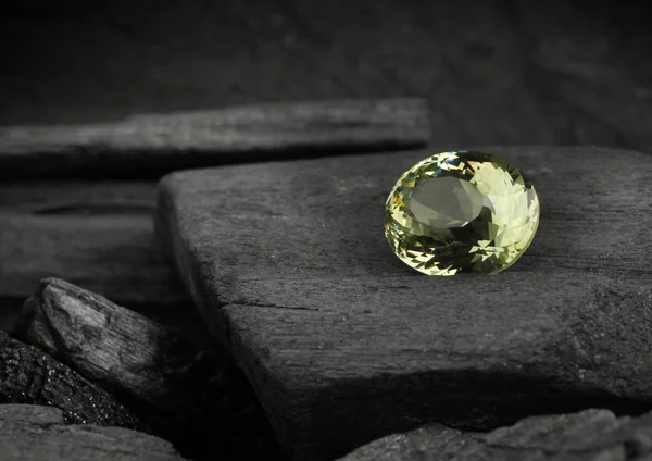 Ювелірні вироби дорогоцінний камінь на темному фоні — стокове фото