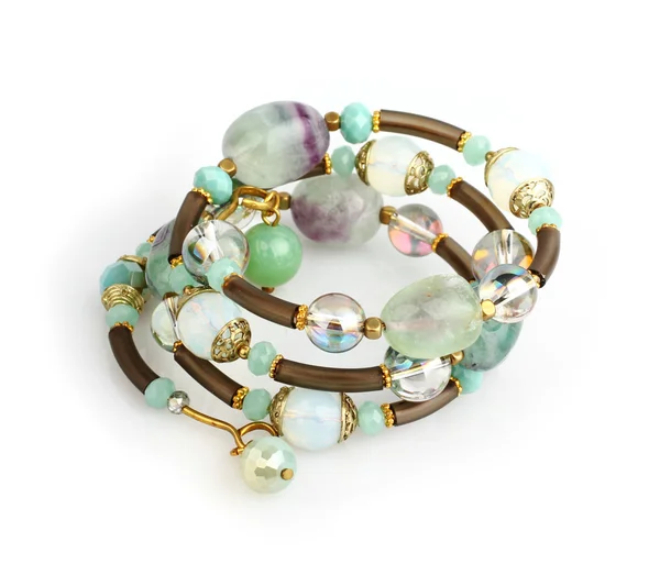 Braccialetto di gioielli con pietre colorate su sfondo bianco — Foto Stock