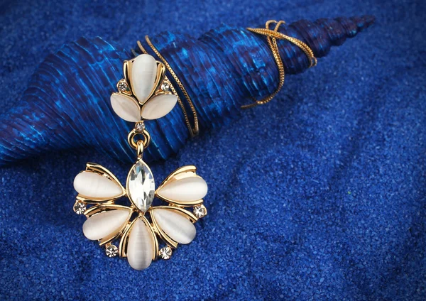 Bijoux pendentif avec nacre et diamants sur coquillage bleu foncé ba — Photo