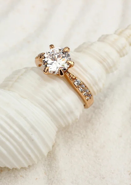 Anel de jóias douradas na concha branca, macro — Fotografia de Stock