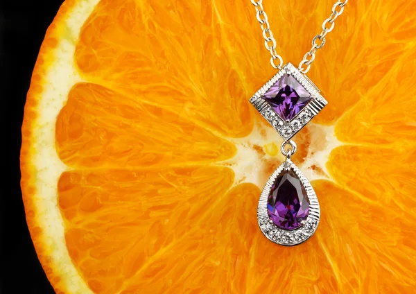 Macro van sieraden en juwelen met edelstenen op fruit achtergrond met kopie ruimte — Stockfoto