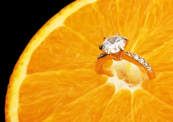 Macro de bague bijoux avec gros diamant sur fond orange — Photo