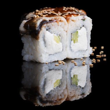 Yılan balığı, salatalık ve peynir ile suşi rulo