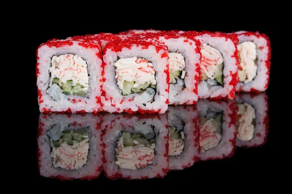 Sushi ruller med krabbe pinde og agurk - Stock-foto