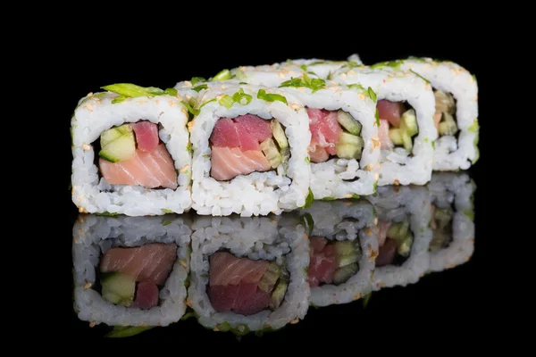 Суши с лососем, тунцом, огурцом и зеленым луком — стоковое фото