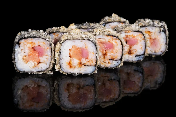 Жареные суши с рыбой и паузой — стоковое фото
