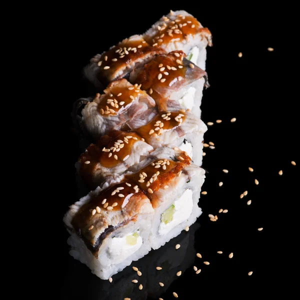 Суши с угрем, огурцом и мягким сыром — стоковое фото
