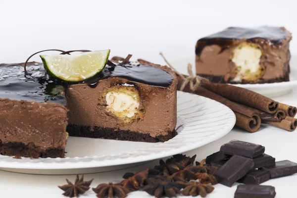 Torta soufflé al cioccolato con eclair all'interno su un piatto — Foto Stock